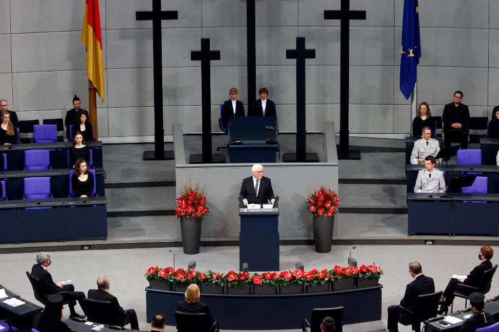 Bundespräsident Steinmeier hält eine Rede  bei der zentralen Gedenkveranstaltung zum Volkstrauertag 2021